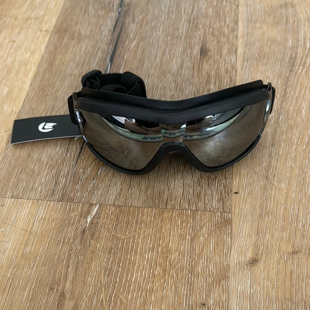 Black and Silver Sports Goggles